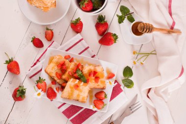 Ballı ve taze çilekli limonlu kek..