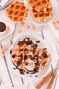 Çikolata kremalı ve fındıklı waffle..