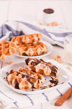 Çikolata kremalı ve fındıklı waffle..