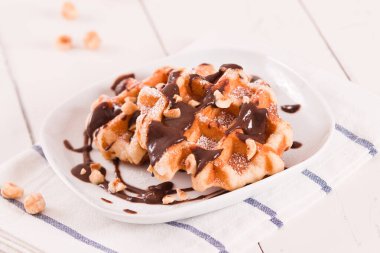 Çikolata kremalı ve fındıklı waffle..