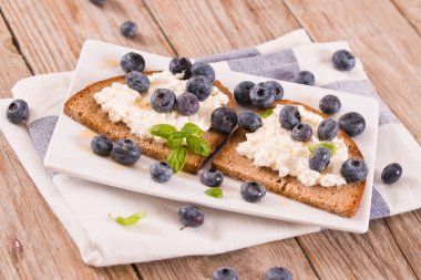 Çavdar ekmeği, süzme peynir, yabanmersini ve bal..