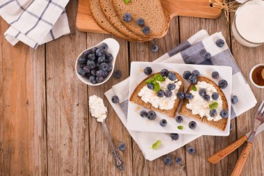 Çavdar ekmeği, süzme peynir, yabanmersini ve bal..