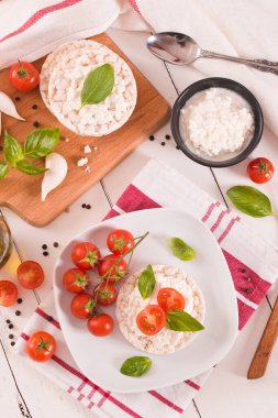 Süt taneli ve domatesli pirinç kekleri..