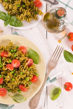 Kiraz domatesli ve bezelyeli Fusilli makarna..