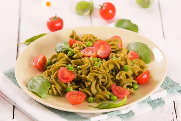 Fusilli Pasta Met Kerstomaten Erwten — Stockfoto