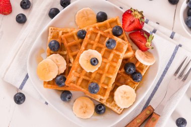 Yaban mersinli waffle, muzlu ve ballı.