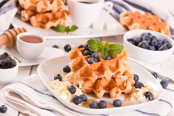 Waffle Dengan Blueberry Dan Krim Kocok — Stok Foto