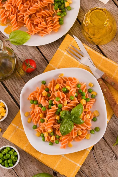 Pasta Fusilli Con Guisantes Maíz Dulce —  Fotos de Stock