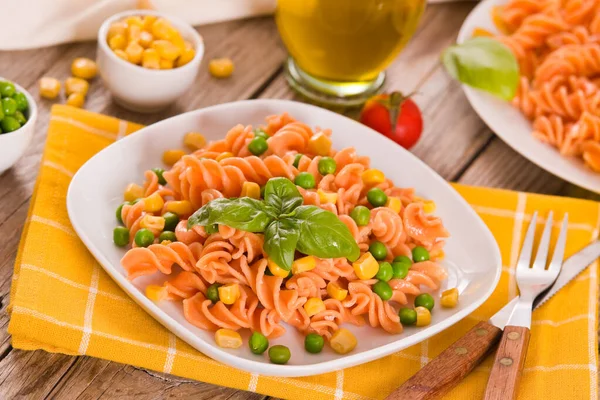 Fusilli Tészta Borsóval Csemegekukoricával — Stock Fotó