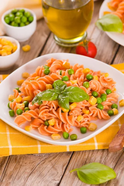 Fusilli Nudeln Mit Erbsen Und Mais — Stockfoto