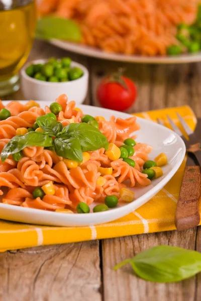 Fusilli Pasta Met Erwten Suikermaïs — Stockfoto