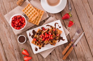 Çilekli waffle ve çikolatalı krema..