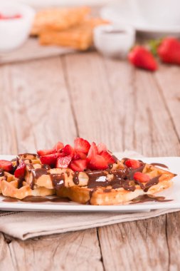 Çilekli waffle ve çikolatalı krema..