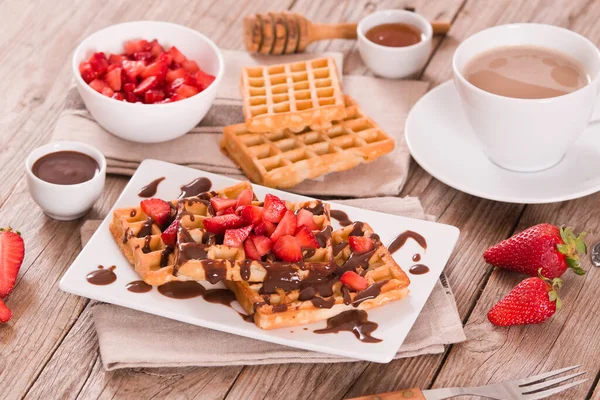 Waffle Dengan Stroberi Dan Krim Cokelat — Stok Foto