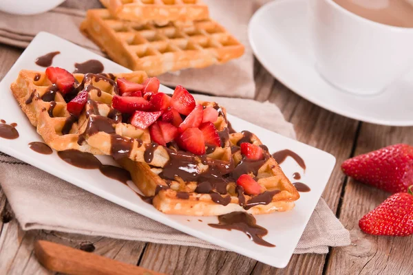 Waffle Dengan Stroberi Dan Krim Cokelat — Stok Foto