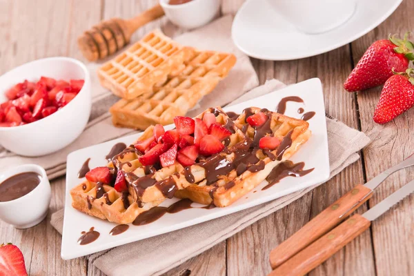 Waffles Com Morangos Creme Chocolate — Fotografia de Stock