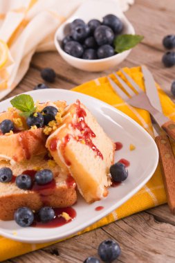 Yabanmersinli ve çilekli limonlu kek..