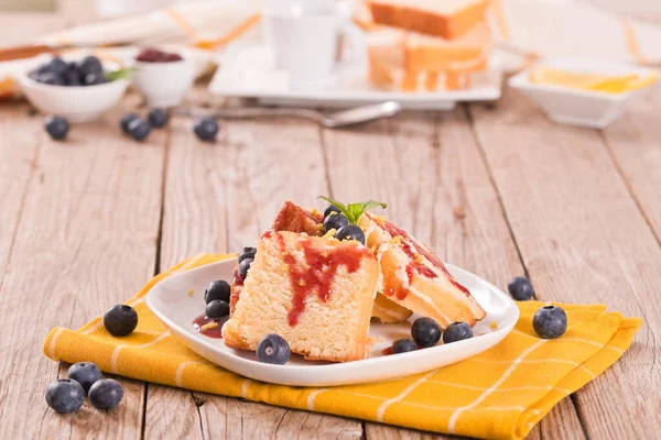 Pastel Limón Con Arándanos Jarabe Fresa —  Fotos de Stock