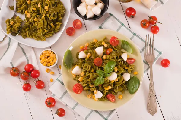 Fusilli Pasta Met Kerstomaten Suikermaïs — Stockfoto