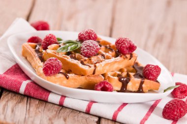 Ahududu ve çikolata kremalı waffle..