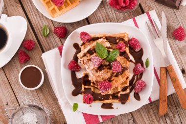 Ahududu ve çikolata kremalı waffle..