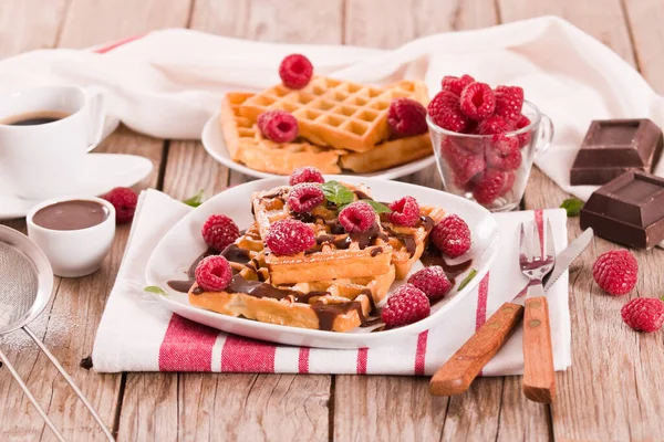 Waffle Dengan Raspberry Dan Krim Cokelat — Stok Foto