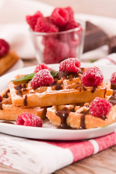 Waffles Com Framboesas Creme Chocolate Imagens Royalty-Free