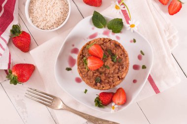 Beyaz tabakta naneli çilekli risotto..