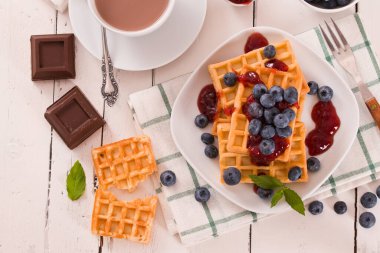 Yaban mersinli waffle ve reçelli. 