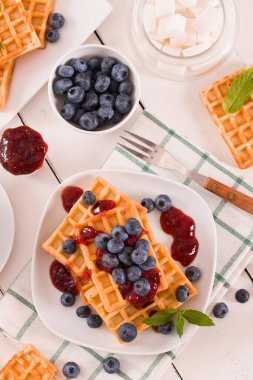 Yaban mersinli waffle ve reçelli. 