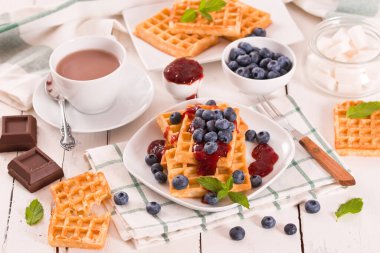 Yaban mersinli waffle ve reçelli. 