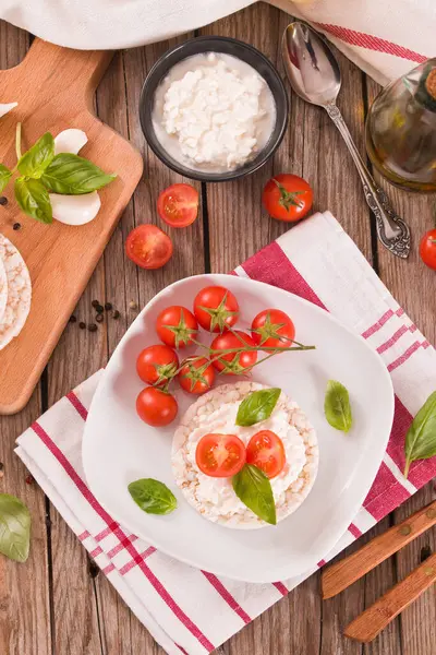 Reiskuchen Mit Milchflocken Und Tomaten — Stockfoto