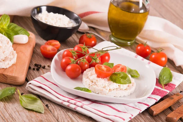 Reiskuchen Mit Milchflocken Und Tomaten — Stockfoto