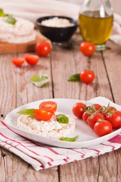 Reiskuchen Mit Milchflocken Und Tomaten — Stockfoto