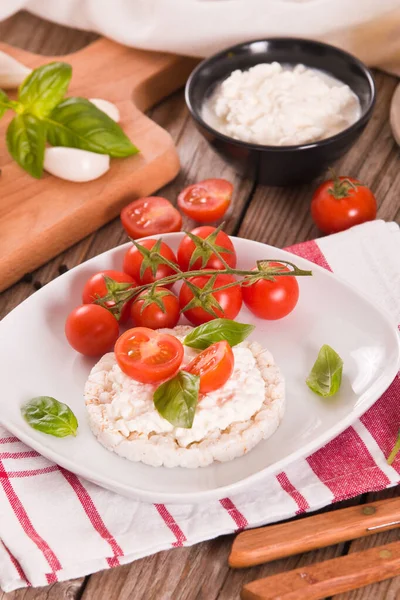 Reiskuchen Mit Milchflocken Und Tomaten — Stockfoto