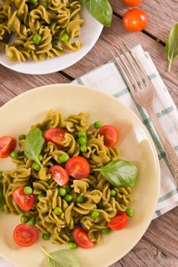 Kiraz domatesli ve bezelyeli Fusilli makarna..