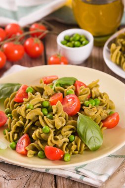 Kiraz domatesli ve bezelyeli Fusilli makarna..