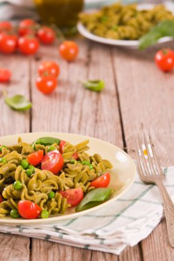 Kiraz domatesli ve bezelyeli Fusilli makarna..