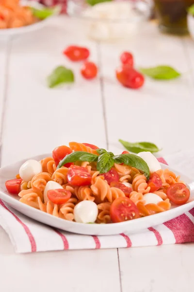 Makaron Fusilli Pomidorami Wiśniowymi Serem Mozzarella — Zdjęcie stockowe