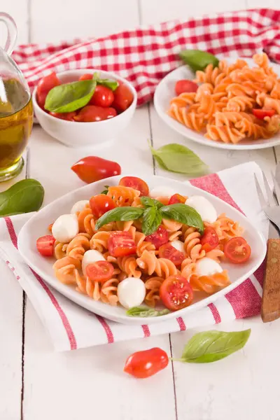 Fusilli Tészta Cseresznyés Paradicsommal Mozzarella Sajttal — Stock Fotó