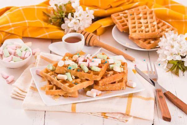 Waffle Dengan Marshmallow Warna Warni — Stok Foto