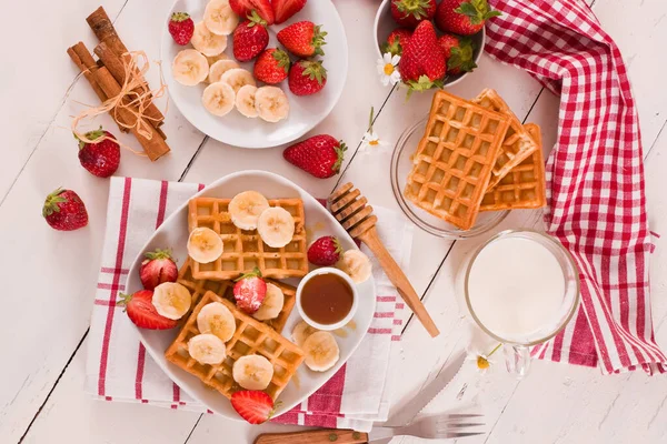 Gofres Con Fresas Plátanos Miel — Foto de Stock