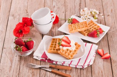 Çilekli waffle ve krem şantili.