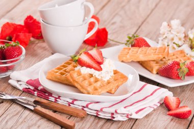 Çilekli waffle ve krem şantili.