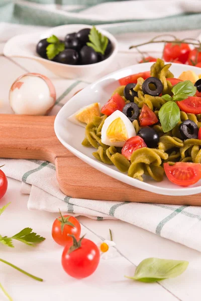 Fusilli Pasta Cherry Tomatoes Eggs Black Olives —  Fotos de Stock