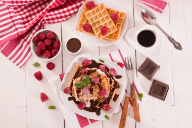 Ahududu ve çikolata kremalı waffle..