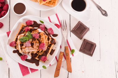 Ahududu ve çikolata kremalı waffle..