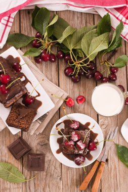 Kirazlı çikolatalı kek..