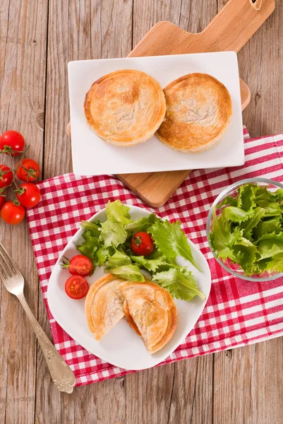 Ciasto Francuskie Wypełnione Serem Pomidorowym Mozzarellą — Zdjęcie stockowe
