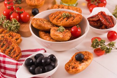 Domates ve kekikli kızarmış ekmek..